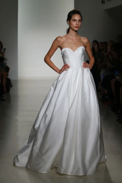 Kelly Faetanini Bridal Runway Show — Stock Photo, Image