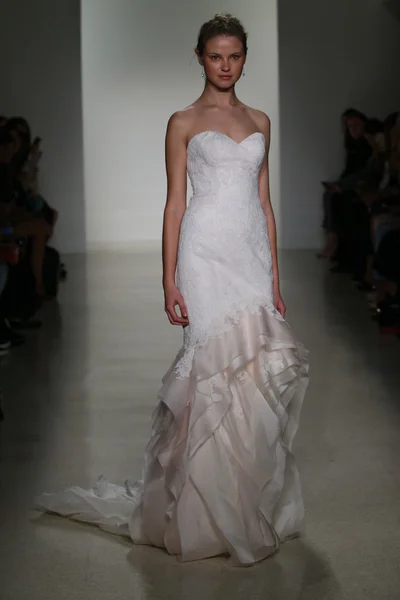 Kelly Faetanini Bridal pist Show — Stok fotoğraf