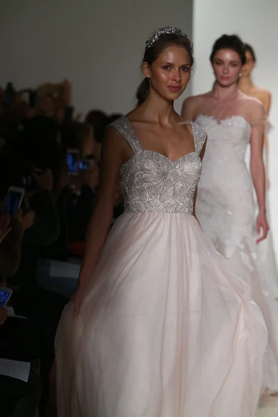 Kelly Faetanini Bridal pist Show — Stok fotoğraf