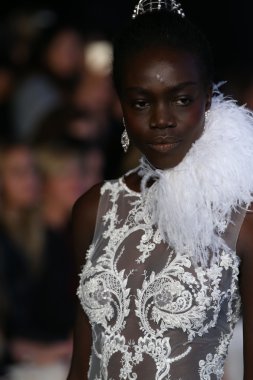 Alon Livne beyaz sonbahar/kış 2016 Couture gelinlik koleksiyonu