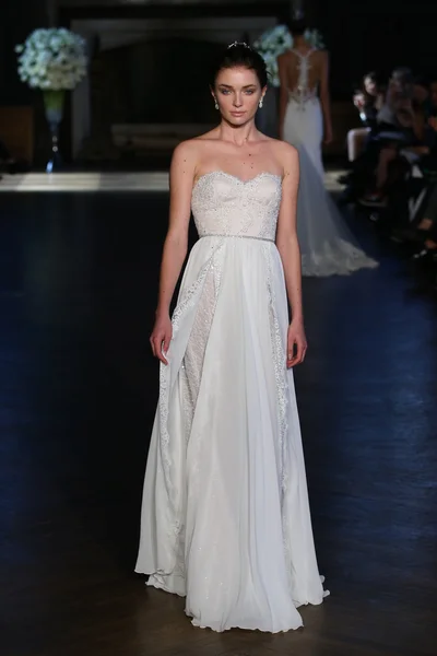 Alon Livne beyaz Couture gelinlik koleksiyonu — Stok fotoğraf