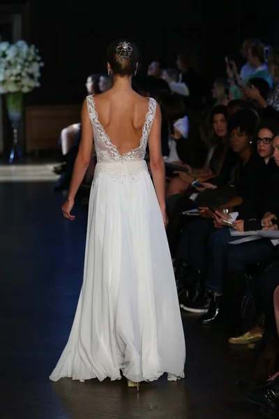Алон Livne білий Couture Весільна колекція — стокове фото