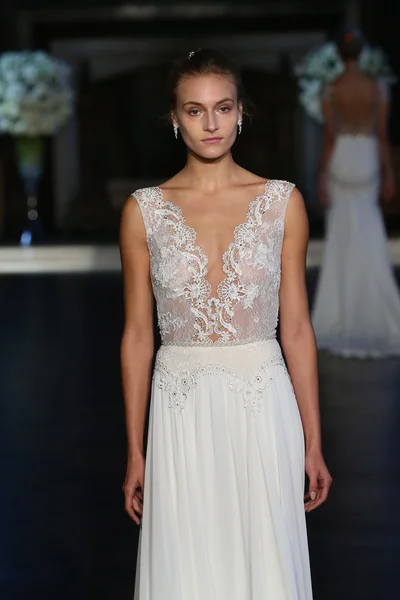 Alon Livne fehér Couture menyasszonyi gyűjtemény — Stock Fotó