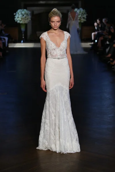 Alon Livne beyaz Couture gelinlik koleksiyonu — Stok fotoğraf