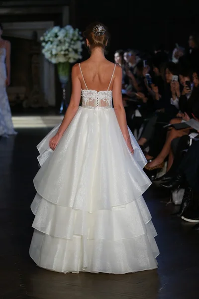 Alon Livne bílé Couture Svatební kolekce — Stock fotografie