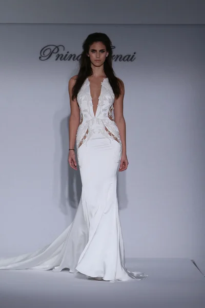 PRINA Tornai höst/vinter 2016 Couture Bridal Collection — Stockfoto