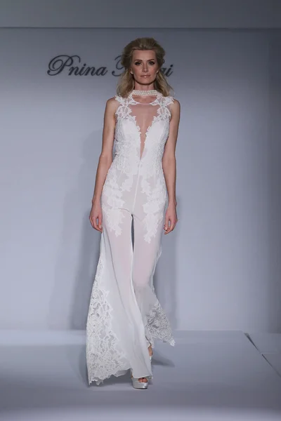 PRINA Tornai höst/vinter 2016 Couture Bridal Collection — Stockfoto