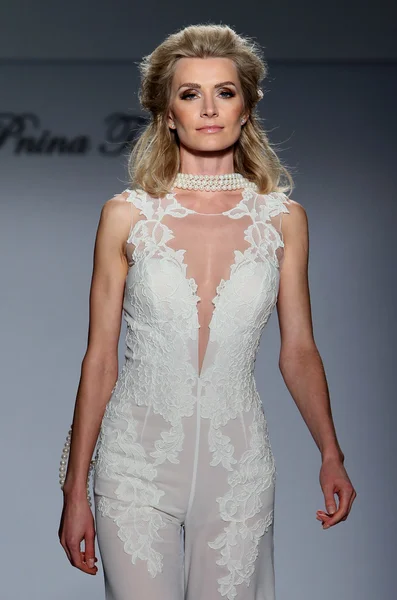 PRINA Tornai höst/vinter 2016 Couture Bridal Collection — Stockfoto