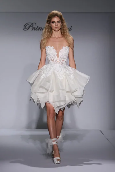 Collezione nuziale Prina Tornai autunno / inverno 2016 Couture — Foto Stock