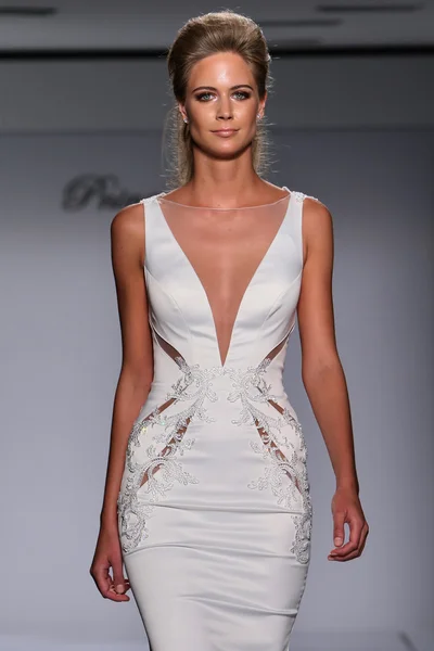 Prina Tornai Herfst/Winter 2016 Couture Bridal Collection — Stockfoto