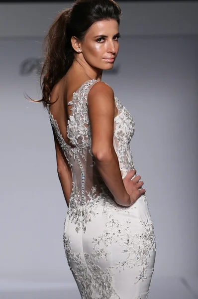 Prina Tornai Herfst/Winter 2016 Couture Bridal Collection — Stockfoto
