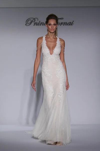 PRINA Tornai höst/vinter 2016 Couture Bridal Collection — Stockfoto