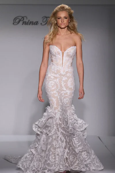 PRINA Tornai höst/vinter 2016 Couture Bridal Collection — Stockfoto