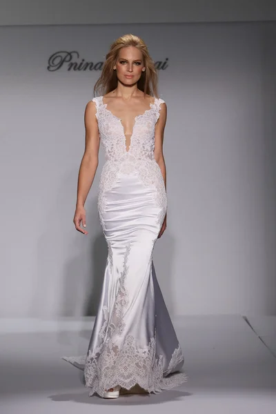 Prina Tornai jesień/zima 2016 Couture Suknie ślubne kolekcja — Zdjęcie stockowe