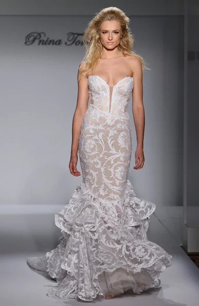 Queda Prina Tornai / Inverno 2016 Couture Coleção Nupcial — Fotografia de Stock