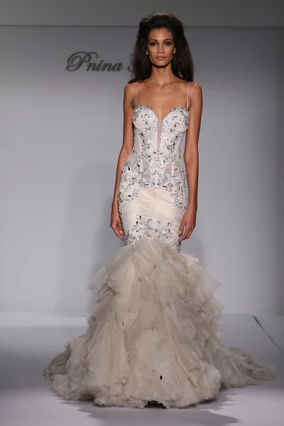 Queda Prina Tornai / Inverno 2016 Couture Coleção Nupcial — Fotografia de Stock