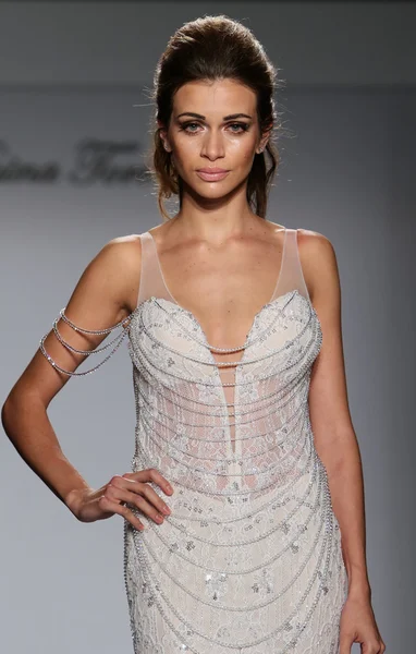 Queda Prina Tornai / Inverno 2016 Couture Coleção Nupcial — Fotografia de Stock