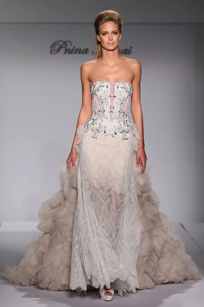 Prina Tornai sonbahar/kış 2016 Couture Gelin Koleksiyonu — Stok fotoğraf