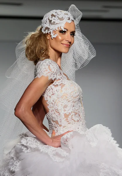 PRINA Tornai höst/vinter 2016 Couture Bridal Collection — Stockfoto