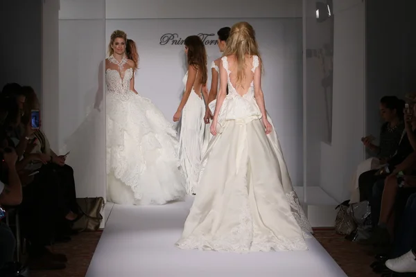 Prina Tornai Couture Bridal Collection — Stockfoto