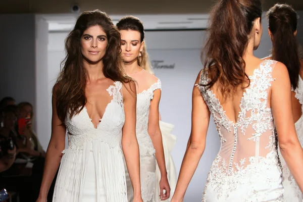 Collezione nuziale Prina Tornai Couture — Foto Stock