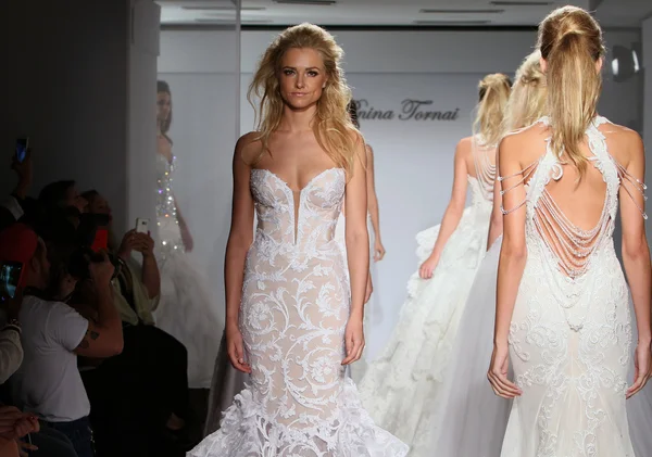 Prina Tornai Couture gelinlik koleksiyonu — Stok fotoğraf