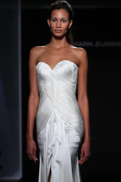 Mark Zunino Couture menyasszonyi gyűjtemény — Stock Fotó