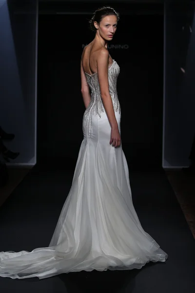 Mark Zunino Couture gelinlik koleksiyonu — Stok fotoğraf