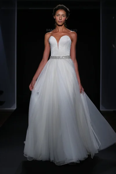 Mark Zunino Couture Suknie ślubne kolekcja — Zdjęcie stockowe