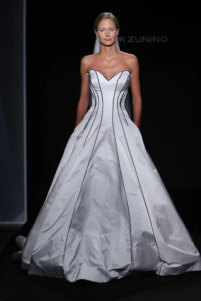 Mark Zunino Couture menyasszonyi gyűjtemény — Stock Fotó