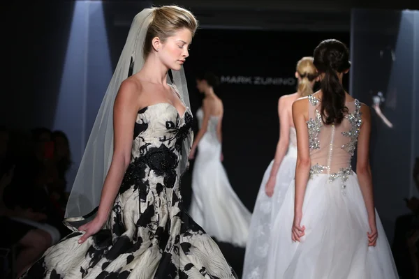 Pokaż pas startowy Mark Zunino Bridal Collection — Zdjęcie stockowe