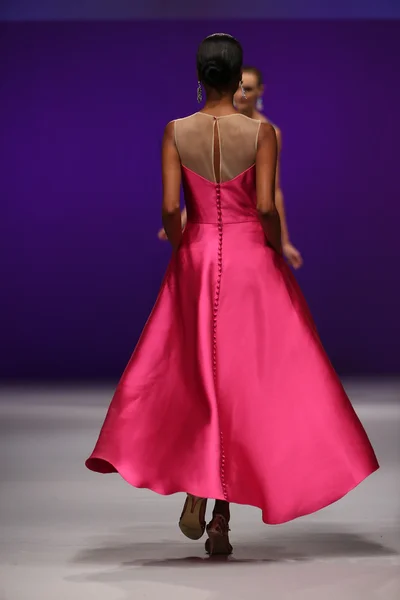 Mon Cheri Otoño nupcial Invierno 2016 Pasarela Show — Foto de Stock