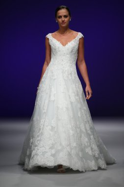 Mon Cheri Bridal pist Show