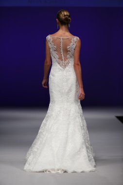 Mon Cheri Bridal pist Show