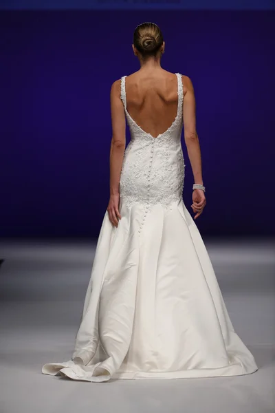 Mon Cheri Bridal start-en landingsbaan Show — Stockfoto