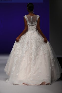 Mon Cheri Bridal pist Show