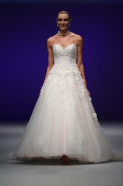 Mon Cheri Bridal pist Show