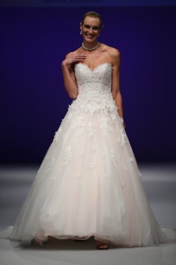 Mon Cheri Bridal pist Show