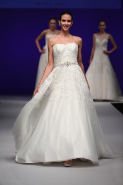 Mon Cheri Bridal pist Show