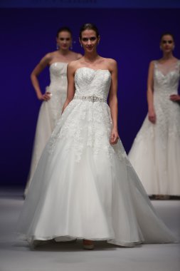 Mon Cheri Bridal pist Show
