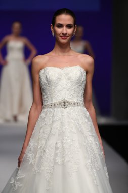 Mon Cheri Bridal pist Show