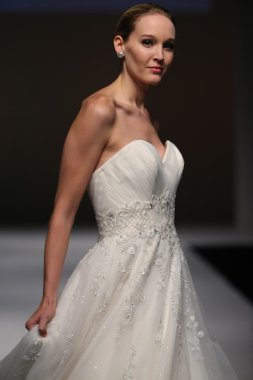 Mon Cheri Bridal pist Show