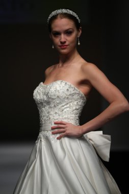 Mon Cheri Bridal pist Show