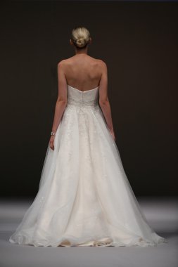 Mon Cheri Bridal pist Show