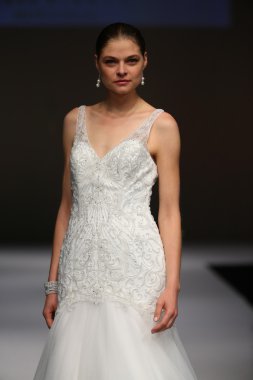 Mon Cheri Bridal pist Show