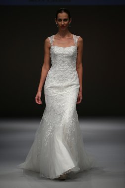 Mon Cheri Bridal pist Show