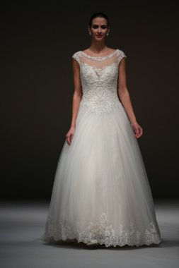 Mon Cheri Bridal pist Show