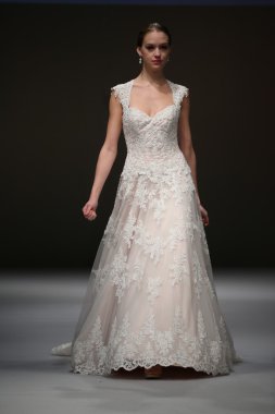 Mon Cheri Bridal pist Show