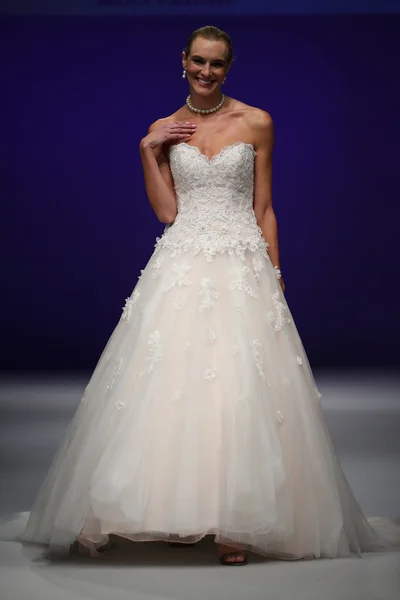 Mon Cheri Bridal start-en landingsbaan Show — Stockfoto