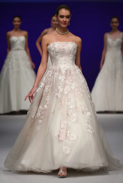 Mon Cheri Mariage Runway Show — Photo